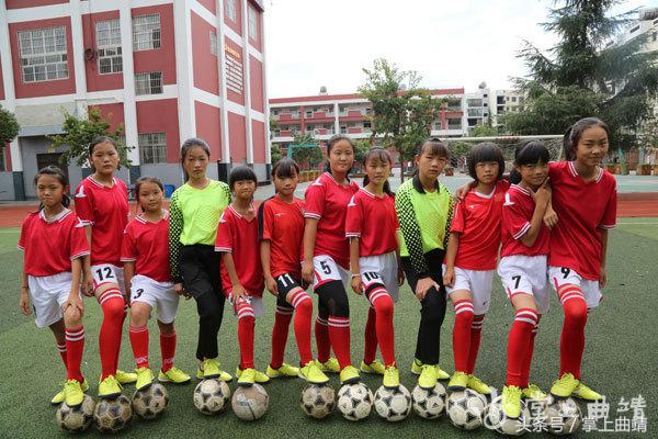 这学校有一半的女生会踢足球来看看曲靖校园足坛的“花柯现象”