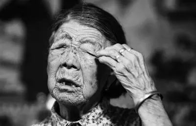 毒打、强奸、*虐性**……他把一个女人的真实故事画成漫画,看到第几张你哭了?