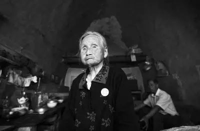 毒打、强奸、*虐性**……他把一个女人的真实故事画成漫画,看到第几张你哭了?