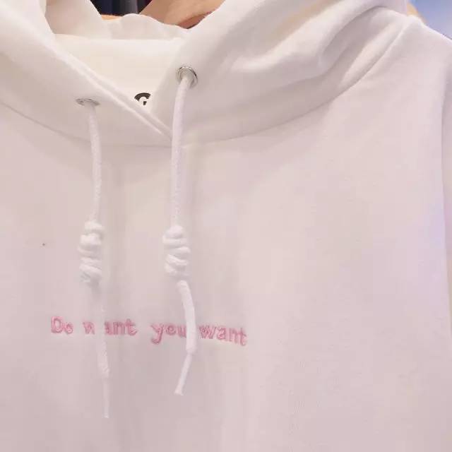 风衣肩上的扣子是怎么用的,风衣肩膀上的肩带作用