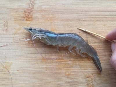 冷冻虾刺破手指怎么处理,海虾被刺破了怎么处理