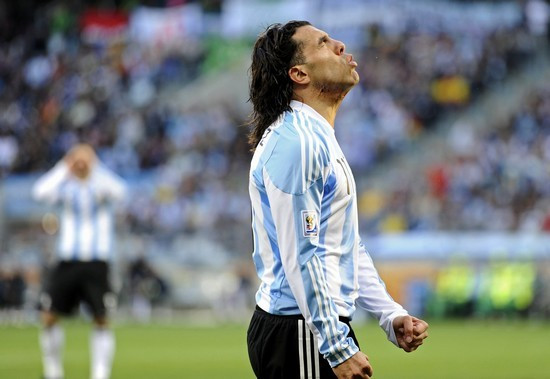 双面野兽特维斯：比梅西还红的国家英雄，在中超却成最无耻之徒！