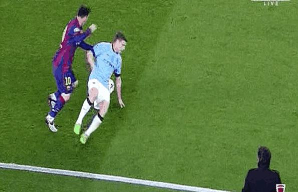 梅西远射穿裆场外记者都不看球，盘点梅西那些著名的穿裆时刻