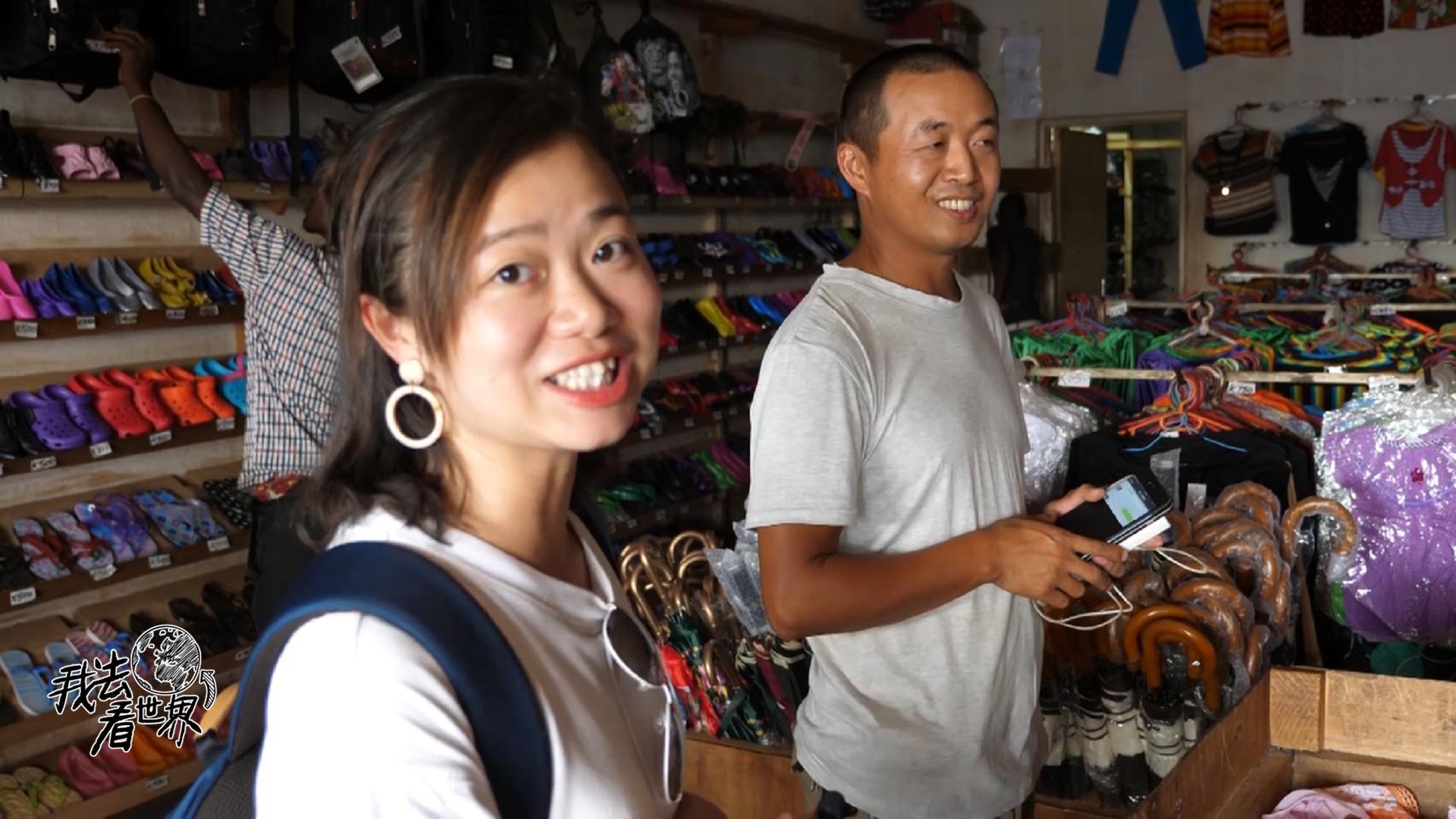 中国人在非洲做生意，卖非洲女人的裙子足有4米长，只要25元