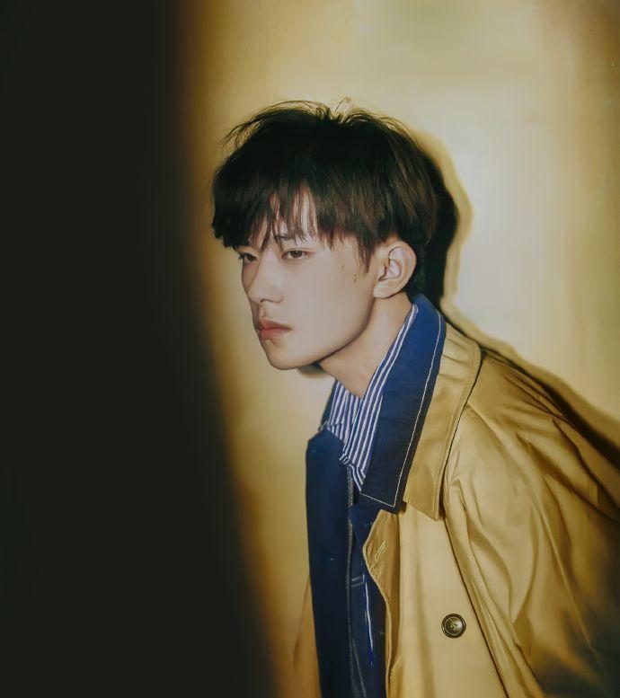 易烊千玺17岁生日会粉丝祝福,易烊千玺工作室准备生日惊喜