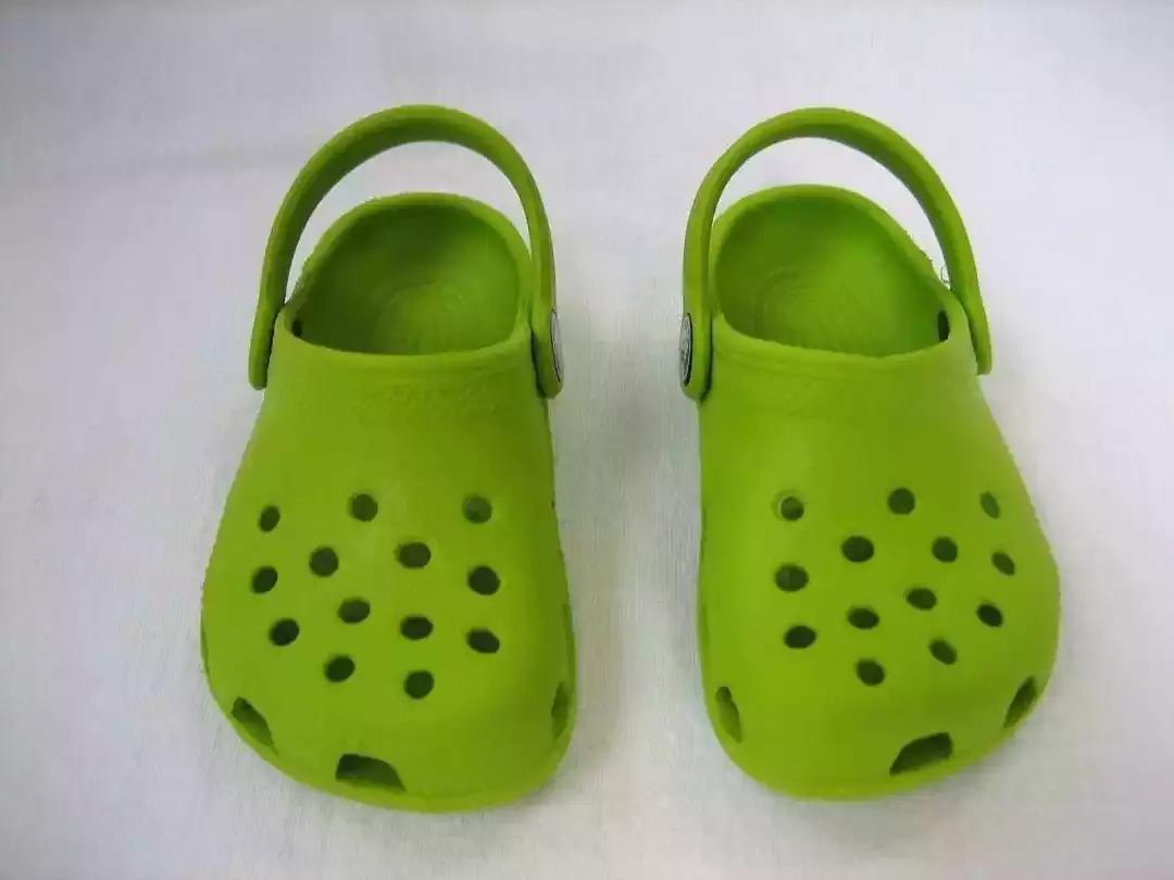 crocs洞洞鞋真得不闷脚吗,crocs洞洞鞋真的不臭脚