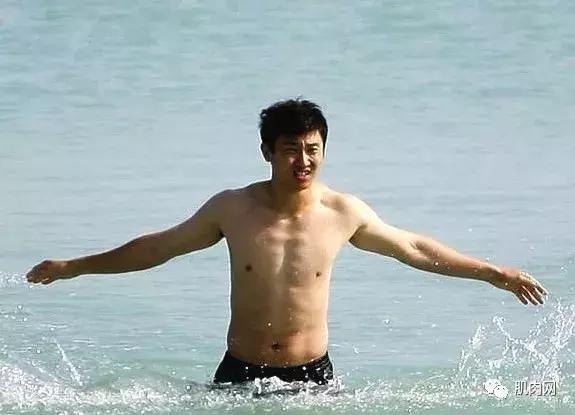 当男足脱掉衣服，确实不忍直视了！年薪1亿，白斩鸡身材！