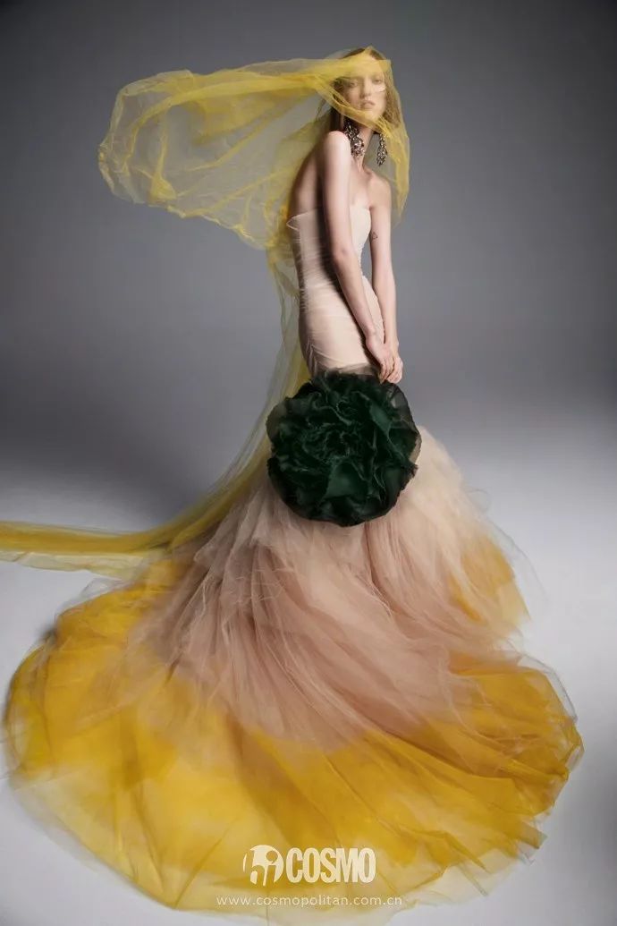 时髦办｜这位法国造型师穿衬衫结婚了，让我想起了赫本的头巾