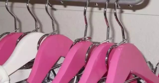 她在衣柜里系了根鞋带，衣柜竟然瞬间大一倍！大写的服气……