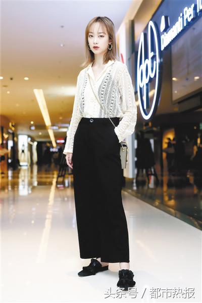 怎么穿蕾丝看起来比较温柔,蕾丝穿搭技巧教学