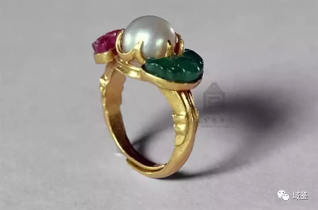 清代翡翠手镯鉴赏,钗头缀玉虫金盘