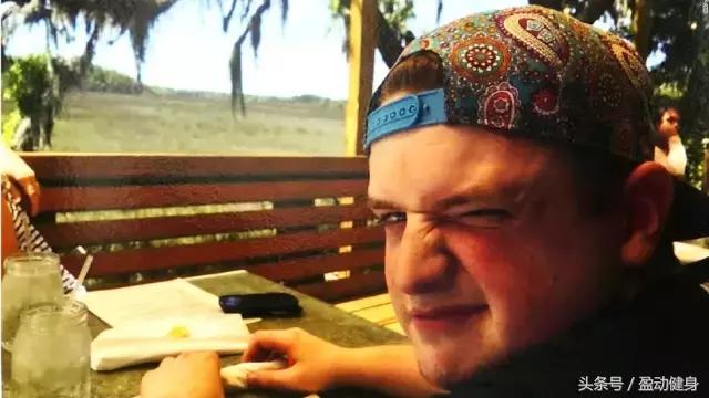 多喝了几杯饮料，半个脑袋没了！年轻爸爸分享恐怖经历