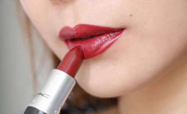 年轻女孩子最喜欢涂mac口红,用mac口红的是什么女人