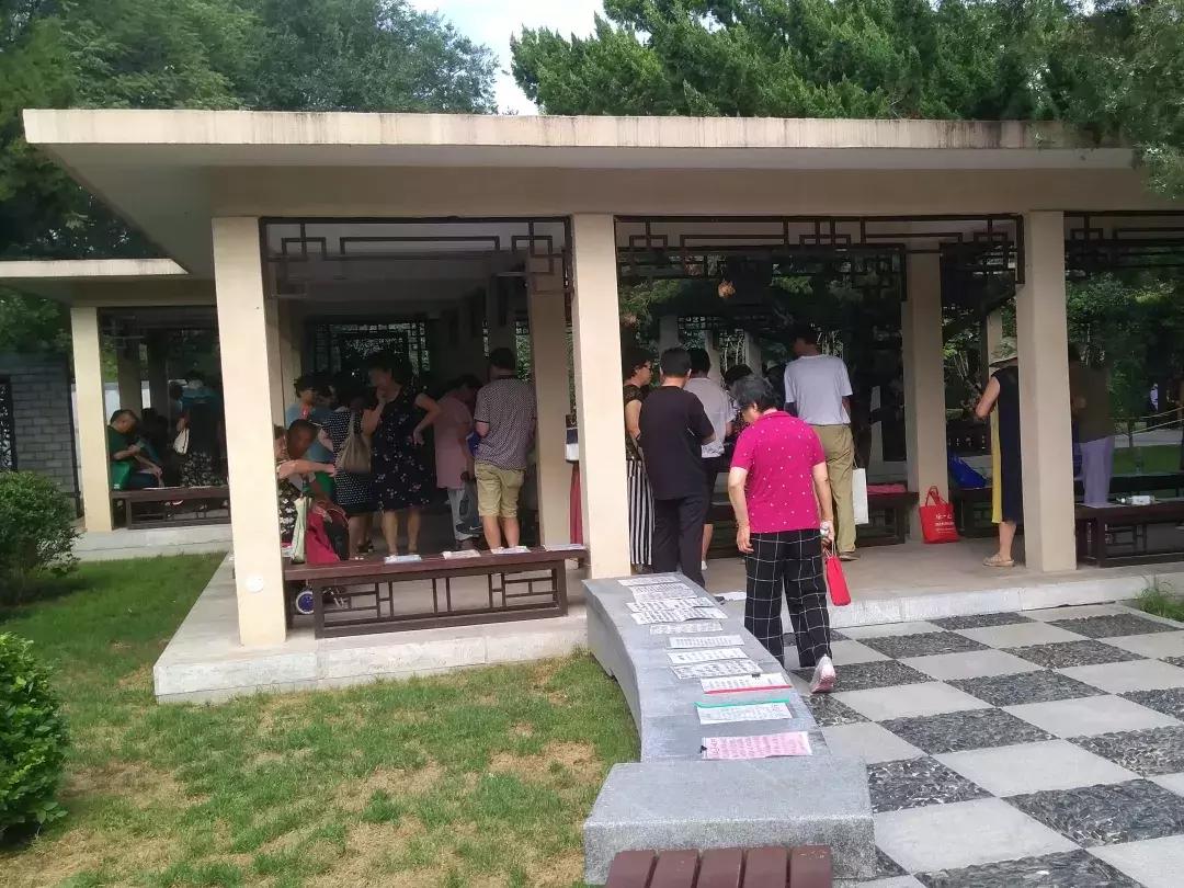 火爆现场相亲角,相亲角超受欢迎