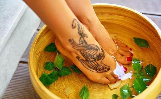 用白醋泡脚可以起到消肿的作用吗,用醋泡脚能祛湿吗