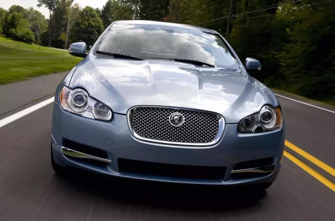 花16万尽显英伦风范，停车姑娘围着转，开起来一年少6万