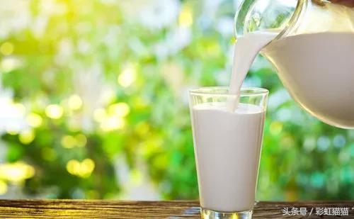 央视曝光！厦门那些喜欢喝进口奶的要当心了，原来水如此之深！