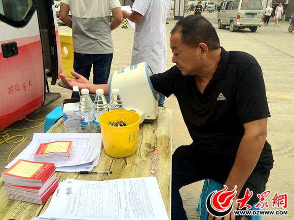 血源紧张血站工作者参加献血活动,临床用血紧缺市民踊跃捐献