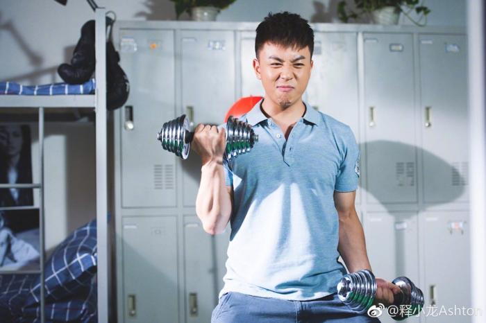 释小龙近照一年瘦60斤,释小龙18岁照片