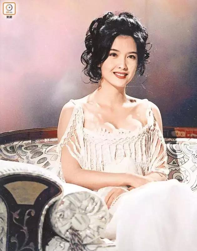 周慧敏20到51岁女神也老了,周慧敏51岁还是很年轻