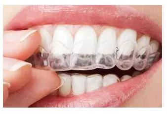 最近比较火的牙套妹教你拍照,牙套妹怎么拍艺术照好看