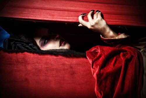 阴阳先生男子半夜被厉鬼索命,鬼吸阳气的故事