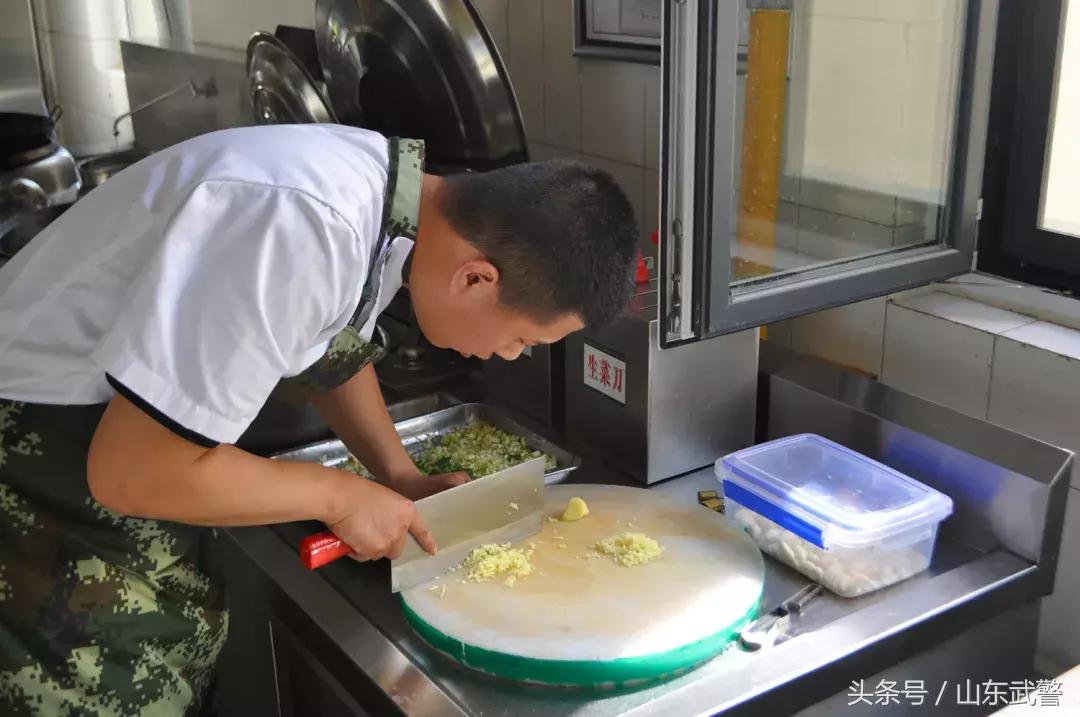 暴雨抢险救灾军人,暴雨来袭坚守岗位