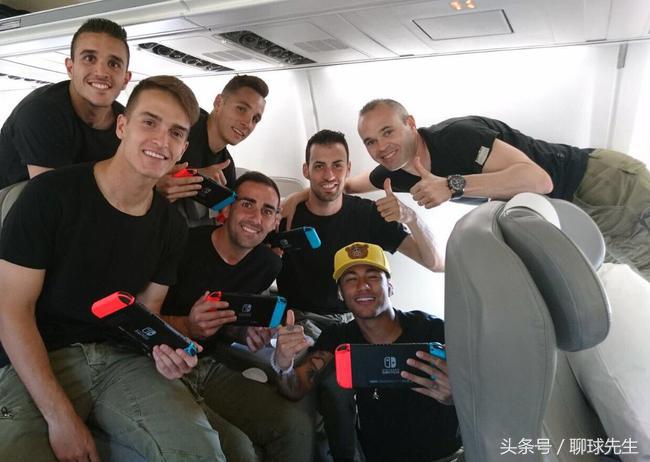 梅西联手c罗战胜乒乓球队,梅西与c罗打乒乓球