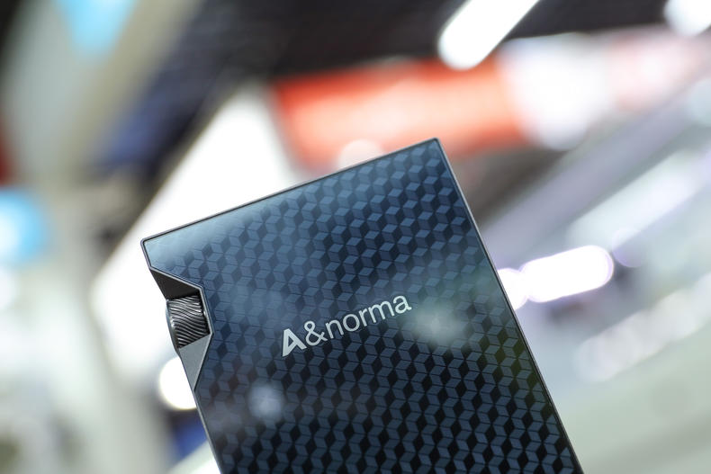 「小蟹寻声」“歪屏”设计颜值满分，艾利和中端旗舰SR15详测！