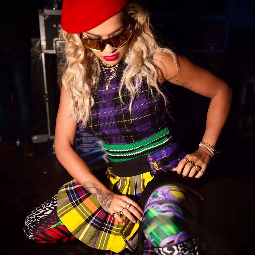 崇尚自由的RitaOra,百变穿衣打破界限