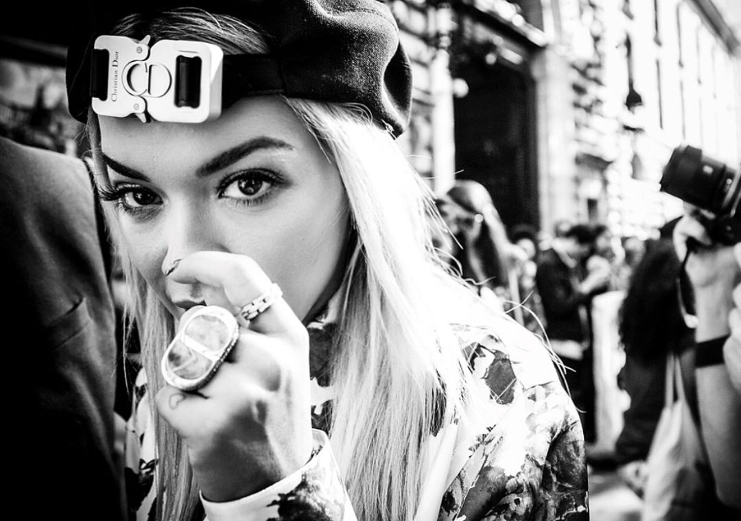 崇尚自由的RitaOra,百变穿衣打破界限