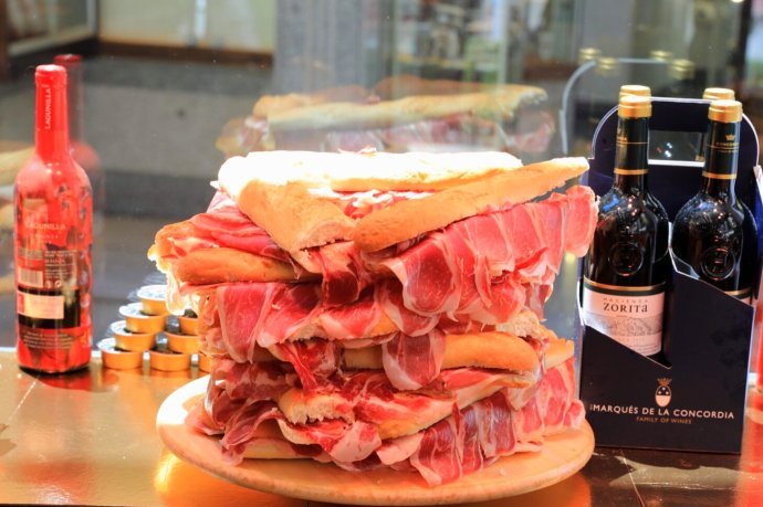 西班牙火腿，贵则几百欧元一公斤，贱则几欧元一份，为什么？