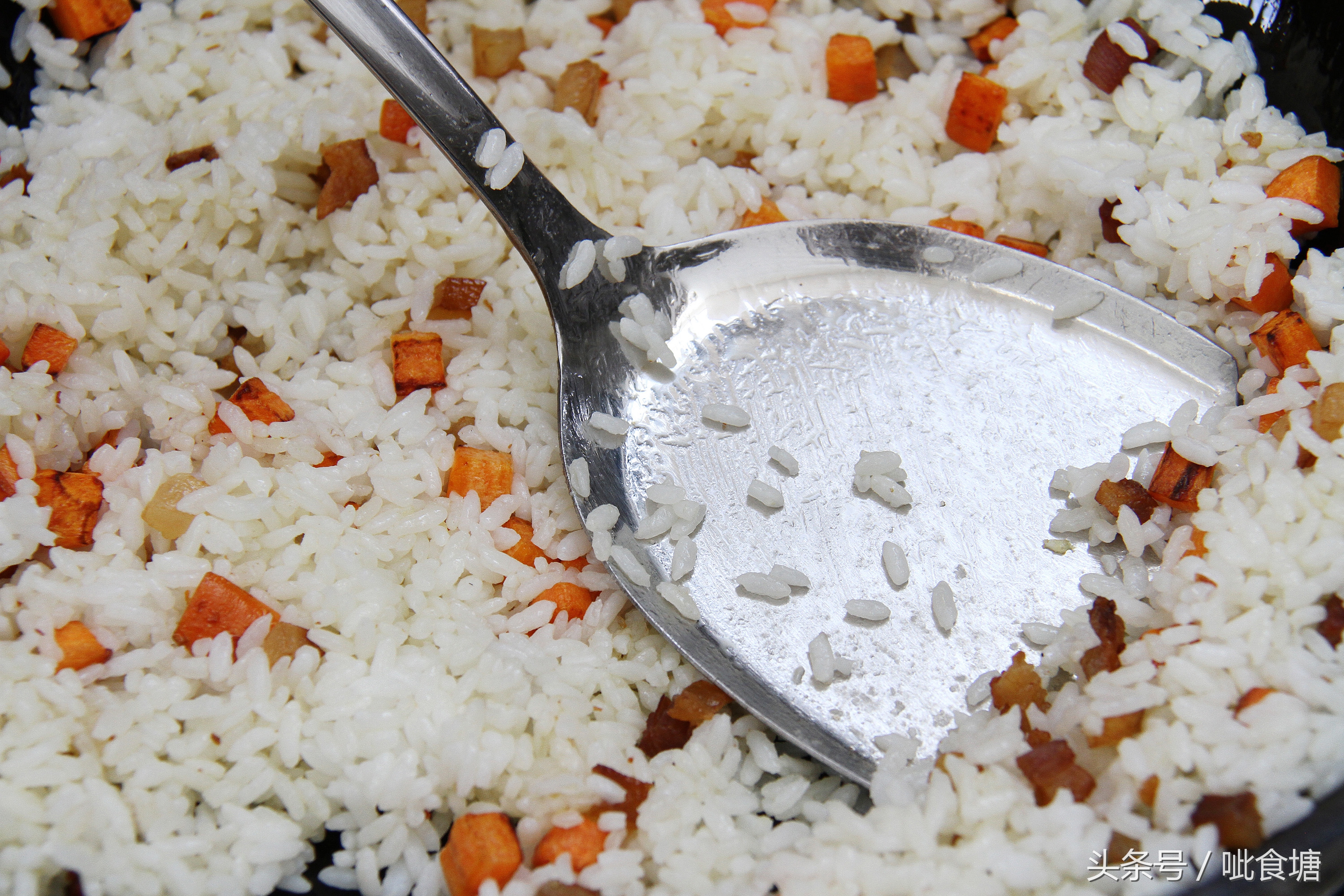 炒米饭先热锅还是先放油,炒米饭先炒胡萝卜还是鸡蛋