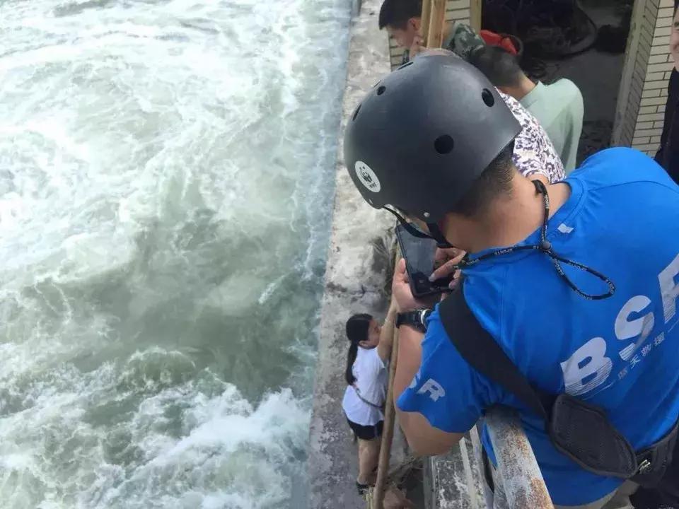 江油涪江二桥下4人1狗被困河中，怎么回事？