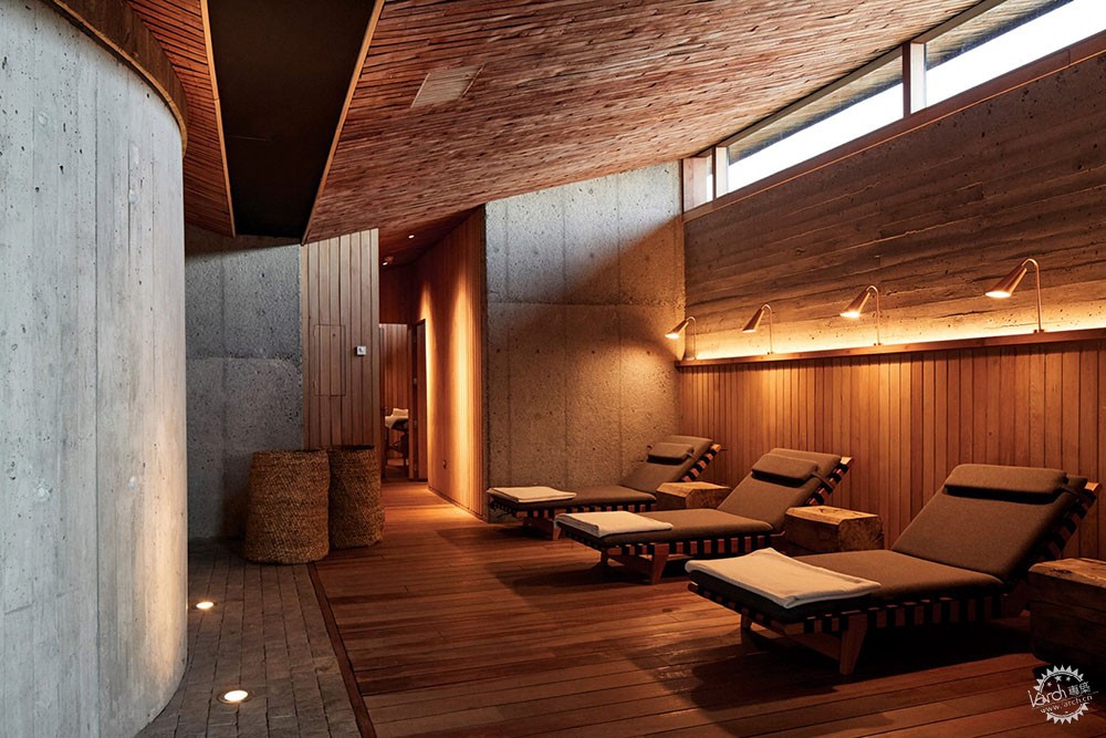 悬挑在山坡之上的海边酒店