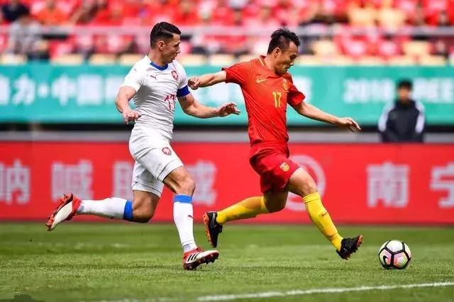 国足踢自家球门被骂,国足近些年来被骂得很惨的球员