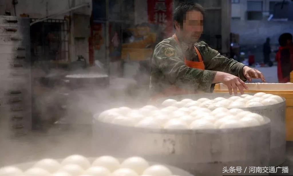 馒头泡水变成海绵是真的吗,馒头泡水后变成海绵了
