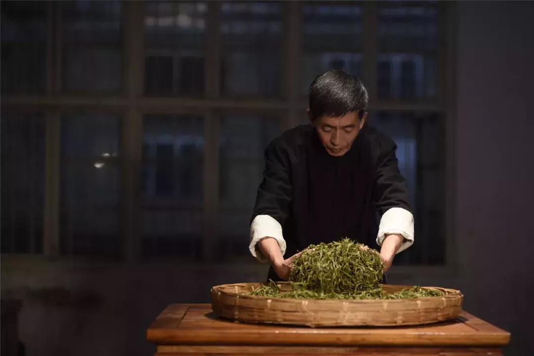 龙润茶技术总工卫宗成荣获“普洱茶传承工艺大师”称号