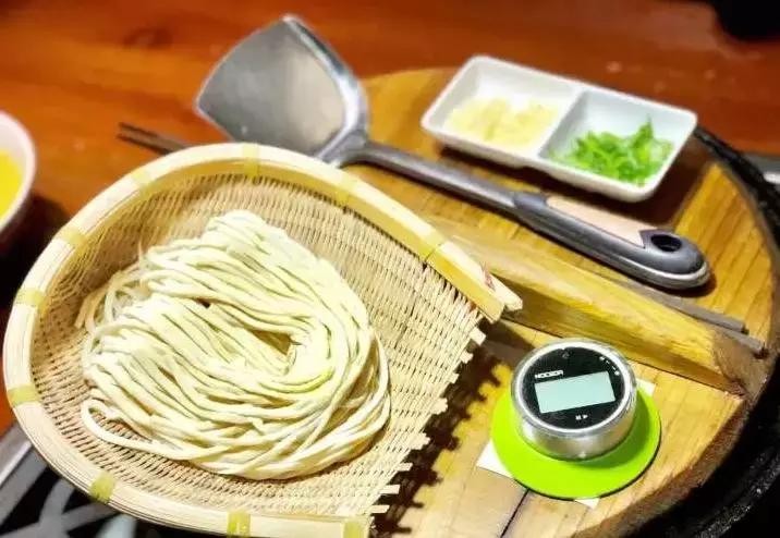 铁锅焖面餐桌,六斗米铁锅焖面怎么做