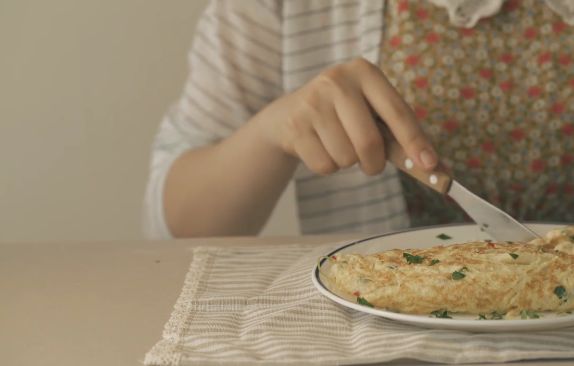 营养早餐让你精力充沛一整天,三个鸡蛋做欧姆蛋