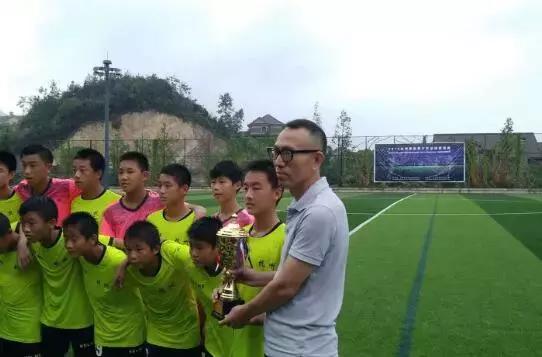 造价千万的完美球场秋天的青山湖边藏了一个网红级别的团建圣地