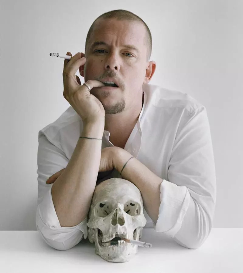 alexandermcqueen代表作品,alexandermcqueen是高定吗