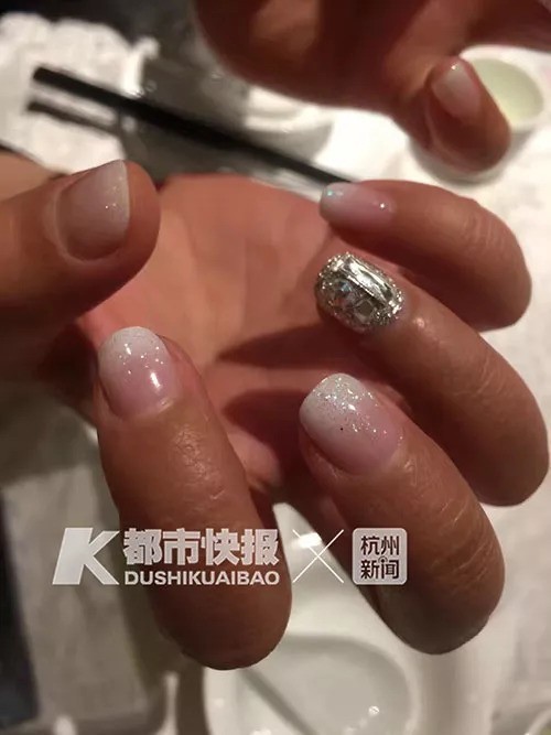 美甲手指变黑,刚做的美甲变黑了怎么办