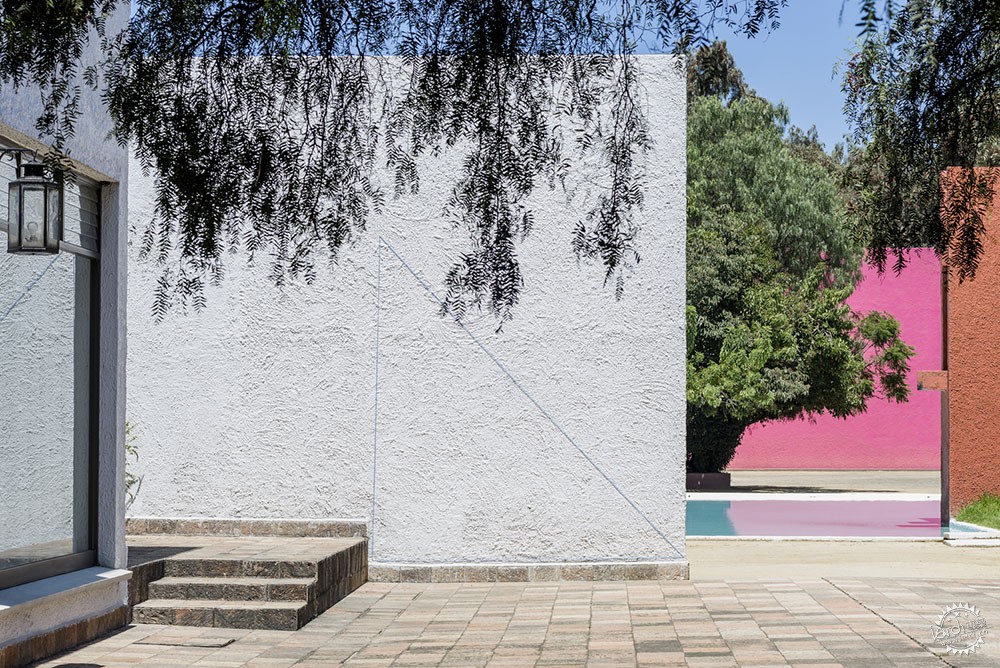 融入光影的诗意色彩表达——巴拉干的色彩应用