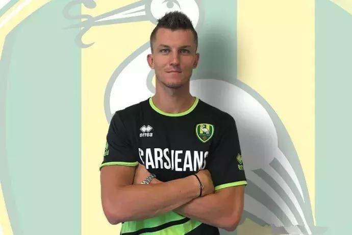 荷甲球队签下捷克国脚，国足前锋又一次沦为了千年替补！