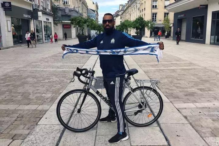 开场10秒他就进球了,对方球员怎么都站着不动?