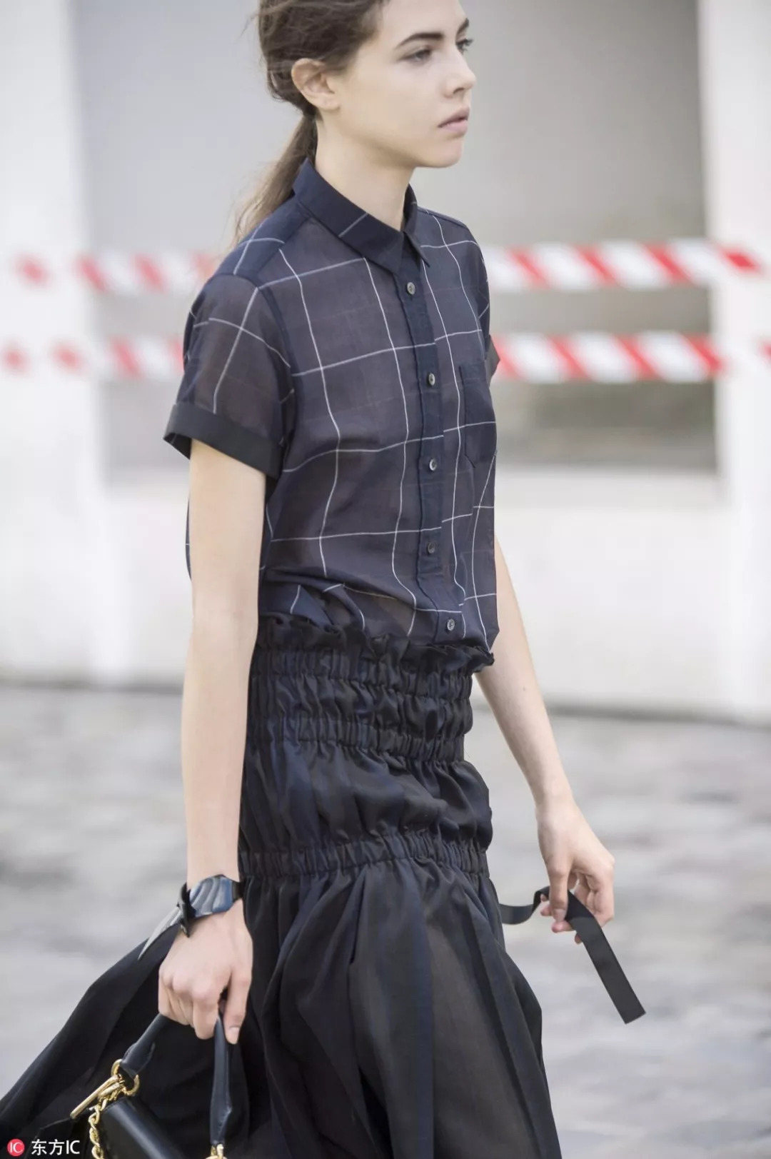 衬衣是秋季必不可少的百搭神器,夏秋交替时尚衬衫