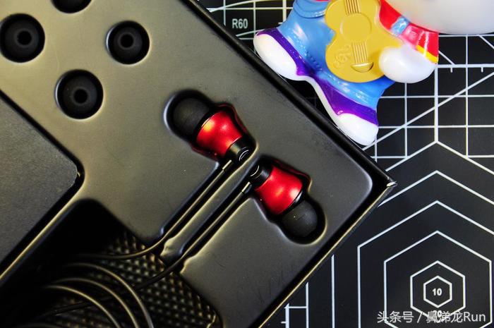 设计创新独特，音质三频均衡，雅天ARTISTEDC1圈瓷耳机体验