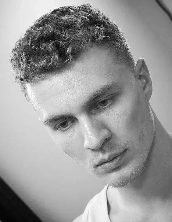 自来卷能不能剪出好看的发型,自来卷适合的发型编发