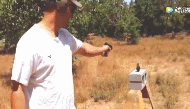 *弹子**击中*雷手**能引爆吗？士兵把*雷手**挂胸前，其实就是在赌一把